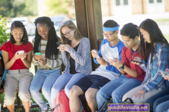 Na sociálních médiích dospívající nejdříve riskují, pomoc vyhledejte později