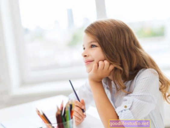 Das Koppeln von Achtsamkeit und Kunsttherapie in der Schule kann Stress für jugendliche Mädchen lindern