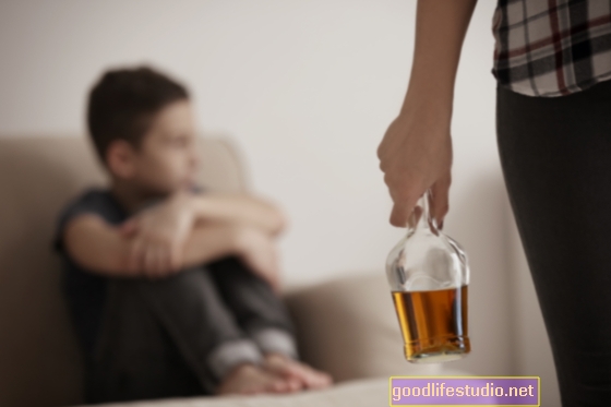A szülői felügyelet csökkenti az ivási problémákat fiatal felnőtteknél