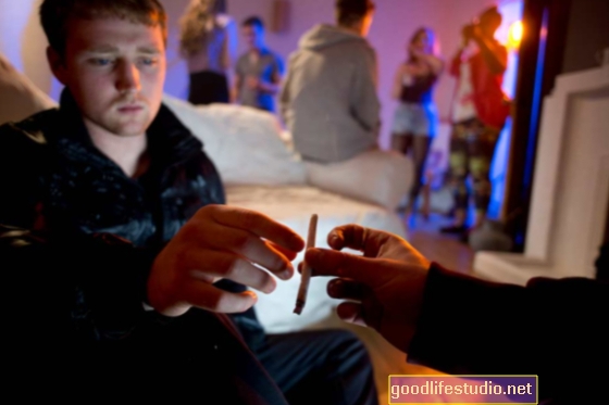 L'influenza dei pari raddoppia il rischio di fumatori adolescenti