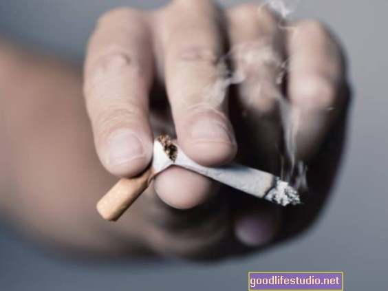 La intervención de pares ayuda a muchos jóvenes fumadores a dejar de fumar