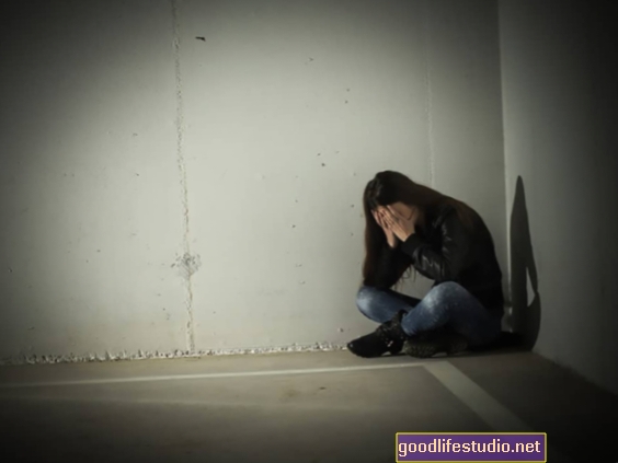 Pobreza vinculada a tasas más altas de suicidio en adolescentes