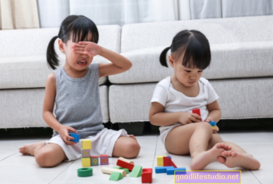 ऑटिस्टिक बच्चों के भाई-बहनों में समस्याओं का पता लगाया जा सकता है