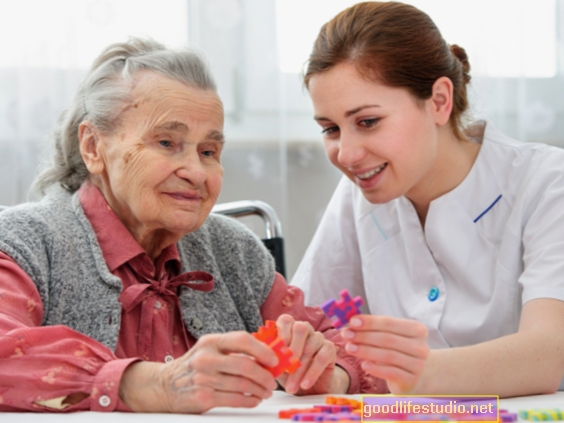 Programul ajută persoanele cu demență să rămână acasă