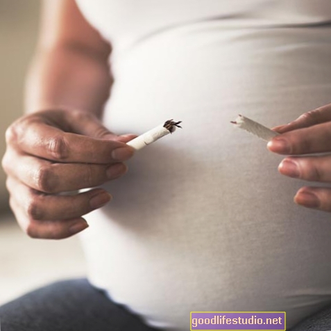 Ankstyvo nėštumo metimas rūkyti, susijęs su sveikesniu gimimo svoriu