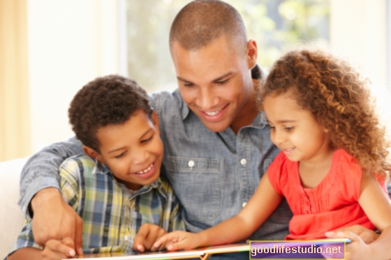يمكن للقراءة مع الأطفال الصغار أن تفيد الأطفال والآباء على حد سواء