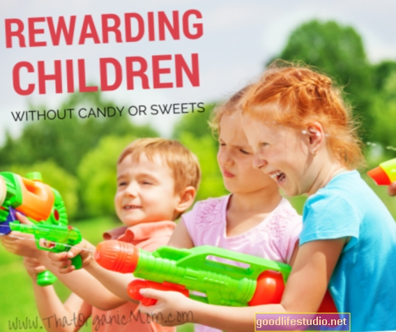 Vaikų apdovanojimas užkandžiais gali sukelti emocinį valgymą
