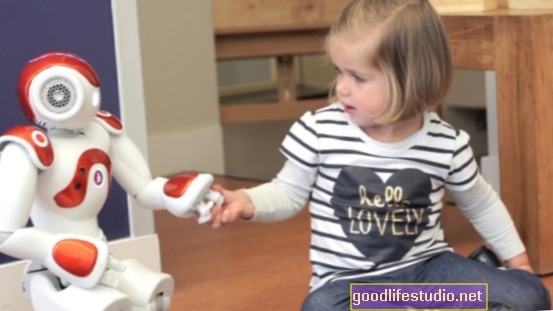 Роботът помага за изучаване на социални умения за бебета