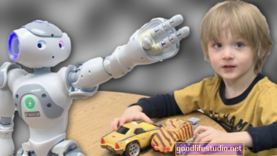 Roboti lahko avtističnim otrokom pomagajo pri učenju življenjskih spretnosti