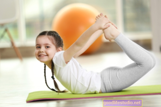 Az iskolai jóga segíthet a gyerekeknek a stressz, a szorongás csökkentésében