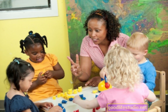Helide jagamine hooldajaga aitab lapsel õppida rääkima