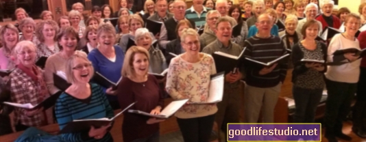 Dziedāšana kopienas korī var atvieglot vientulību, atdzīvināt vecākus pieaugušos