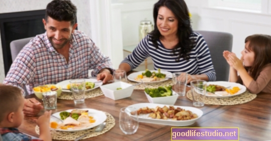 عشاء عائلي الجلوس يحسن عادات الأكل لدى المراهقين