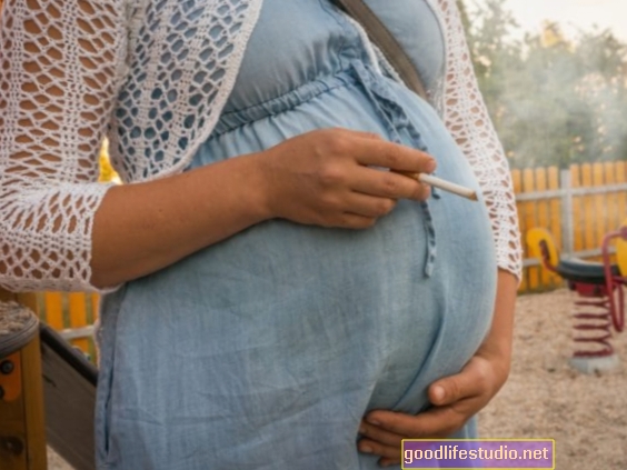 Rūkymas nėštumo metu gali padidinti dukros priklausomybės nuo nikotino riziką