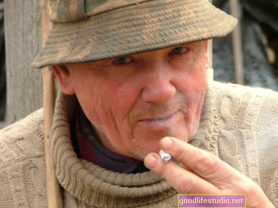 Hút thuốc có liên quan đến gầy yếu ở người lớn tuổi