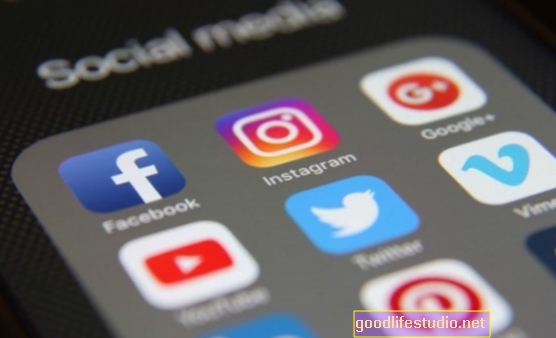 Društveni mediji, Facebook i Twitter Koristite svibanj naštetiti ocjenama brucoša