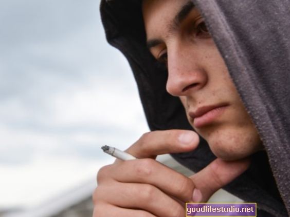 Изследване: Генетични въздействия Връзка между тютюнопушенето в юношеството и параноята