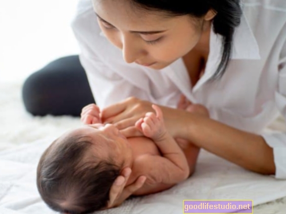 Проучване: Майките в нещастни връзки прекарват повече време в разговори с бебета