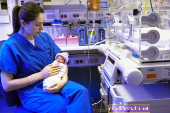 Parlare con l'infermiera della terapia intensiva neonatale facilita la depressione post-partum nelle mamme prematuri