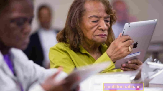 Das Unterrichten älterer Menschen im Umgang mit sozialen Medien verbessert das Wohlbefinden