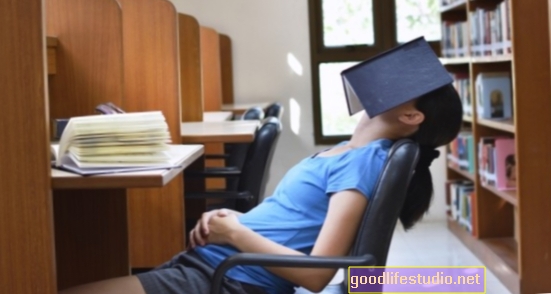 किशोर अधिक नींद लेते हैं, जब स्कूल बाद में शुरू होता है तो अधिक व्यस्त महसूस करते हैं