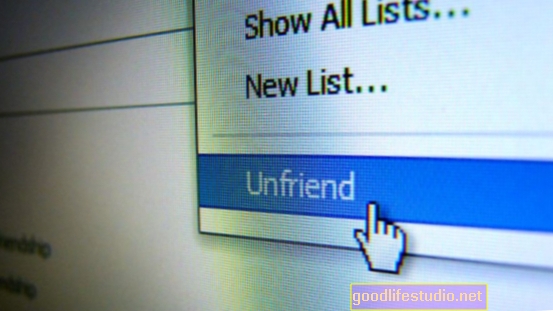 يؤثر عدم الصداقة على وسائل التواصل الاجتماعي على السلوك المستقبلي