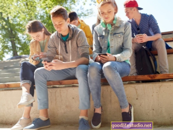 Uporaba tehnologije ima različne učinke za najstnike, ki tvegajo