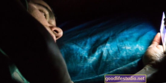 Die Verwendung von Bildschirmen im Dunkeln kann den Schlaf von Jugendlichen behindern