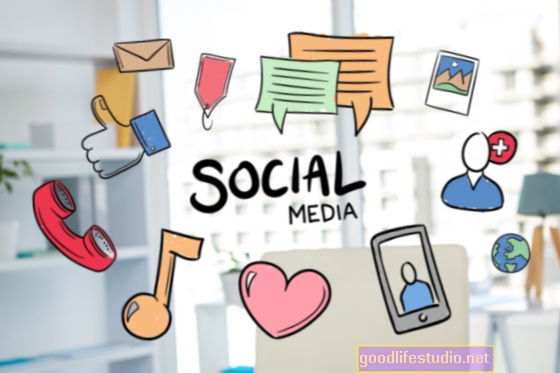Virtuālās iespējas sociālajos medijos var sniegt priekšrocības attiecībām