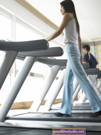 Đi bộ trên máy chạy bộ có thể giảm đau bụng kinh, cải thiện chất lượng cuộc sống