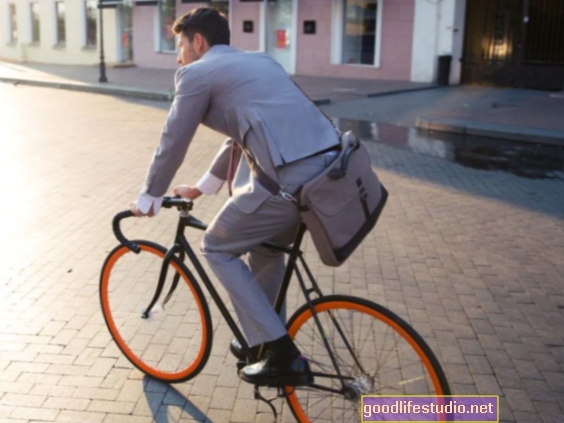 Caminar o ir en bicicleta al trabajo mejora el bienestar mental