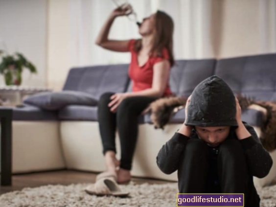 ما الذي يثير الأبوة القاسية بين الأمهات المدمنات على الكحول؟