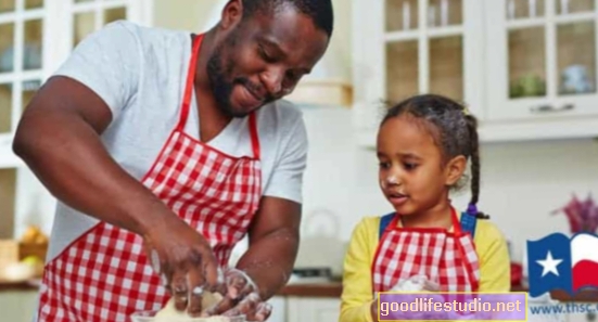 Коли тата допомагають у виконанні домашніх справ, доньки розширюють можливості кар’єри