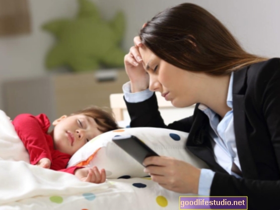 जब माता-पिता कम तनाव महसूस करते हैं, तो काम पर अधिक स्वायत्तता, बच्चों के स्वास्थ्य के लिए लाभ हो सकता है