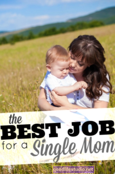 Ko mame samohranilke izgubijo delo, lahko otroci trpijo leta