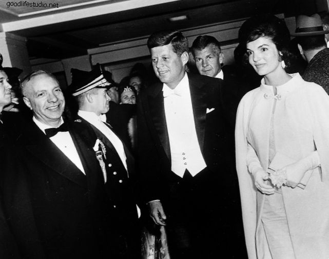 Johno F. Kennedy gyvenimo trukmės kovos su lėtiniais nugaros skausmais