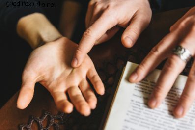 ماذا يعني حكة النخيل في قراءة الكف؟